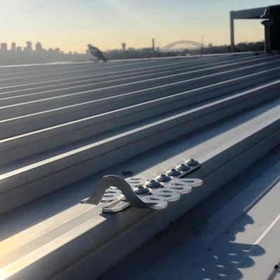 This anchor point is designed to be attached to all metal profiles with a single row of attachment holes. Its low-profile reflective design is a plus for many
commercial or residential enterprises wanting to maintain an aesthetically pleasing facade.